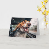 雨の日の車の中の興奮した犬 アートプリント カード (黄色い花)