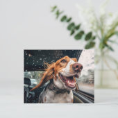 雨の日の車の中の興奮した犬 アートプリント ポストカード (スタンド正面)
