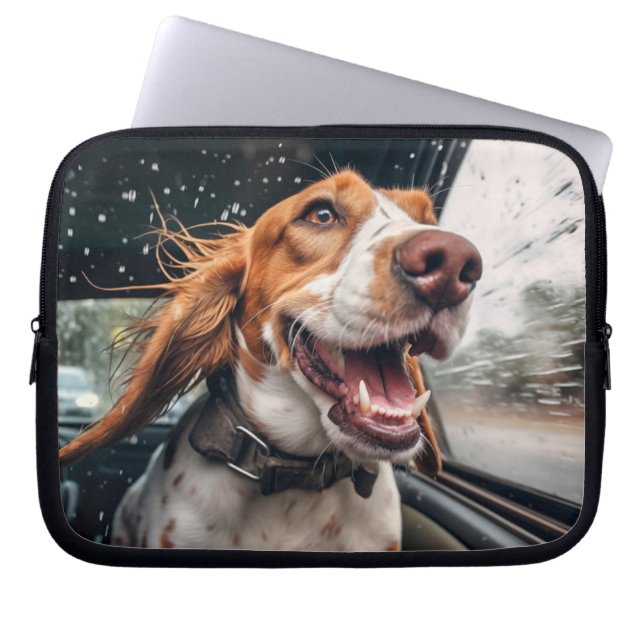 雨の日の車の中の興奮した犬 アートプリント ラップトップスリーブ (正面)
