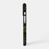 雨の森の小道の風景 オーダーメイド iPhone 16ケース (左側面)