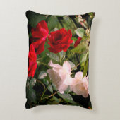 雨の濡れた赤と白バラ アクセントクッション (裏面(縦))