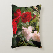 雨の濡れた赤と白バラ アクセントクッション (正面(垂直))