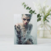 雨の窓澄んの後ろの婦人のプラスチックのドレス ポストカード (スタンド正面)