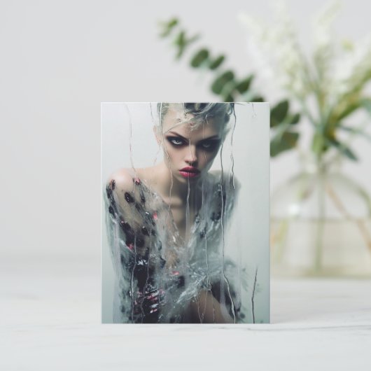 雨の窓澄んの後ろの婦人のプラスチックのドレス ポストカード (スタンド正面)