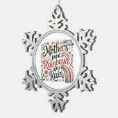 雨上がりに虹を描く母親 スノーフレークピューターオーナメント (右)