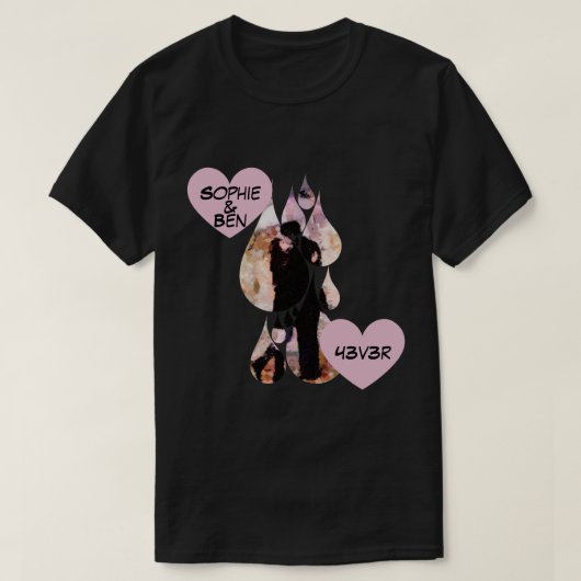 雨傘の下で: 雨の中キスをするロマンチックなカップル Tシャツ (デザイン正面)