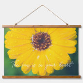 雨後の明るい黄色の花 吊り下げ型タペストリー (正面)