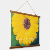 雨後の明るい黄色の花 吊り下げ型タペストリー (傾斜あり)