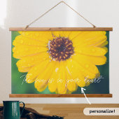 雨後の明るい黄色の花 吊り下げ型タペストリー