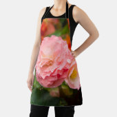 雨後の繊細なピンクの花 エプロン (インサイチュ)