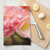雨後の繊細なピンクの花 キッチンタオル (四つ折り)