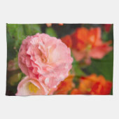 雨後の繊細なピンクの花 キッチンタオル (横)