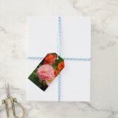 雨後の繊細なピンクの花 ギフトタグ (より糸付き)