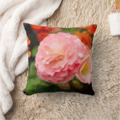 雨後の繊細なピンクの花 クッション (ブランケット)