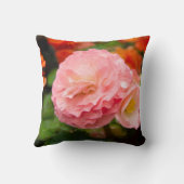 雨後の繊細なピンクの花 クッション (裏面)