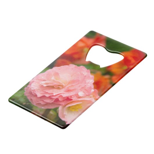 雨後の繊細なピンクの花 クレジットカード栓抜き (裏面アングル)