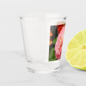 雨後の繊細なピンクの花 ショットグラス (左)