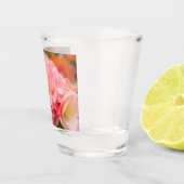 雨後の繊細なピンクの花 ショットグラス (右)