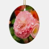 雨後の繊細なピンクの花 セラミックオーナメント (右)