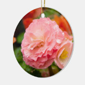 雨後の繊細なピンクの花 セラミックオーナメント (左)