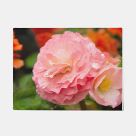 雨後の繊細なピンクの花 ドアマット