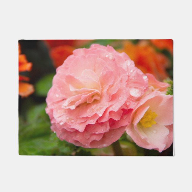 雨後の繊細なピンクの花 ドアマット (正面)