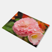 雨後の繊細なピンクの花 ドアマット (アングル)