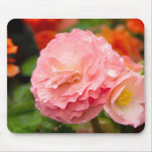 雨後の繊細なピンクの花 マウスパッド (正面)