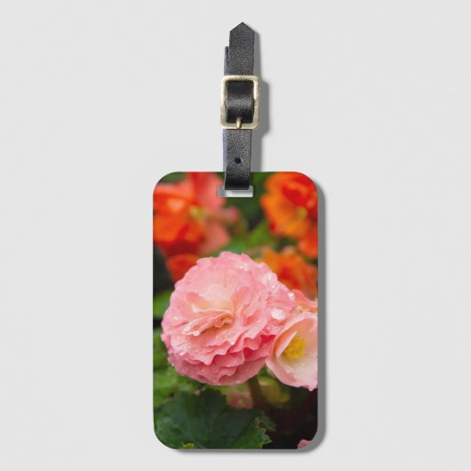 雨後の繊細なピンクの花 ラゲッジタグ (正面縦)