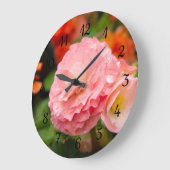 雨後の繊細なピンクの花 ラージ壁時計 (傾斜)