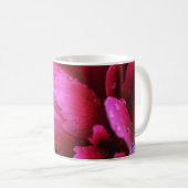 雨後の芍薬の花びら コーヒーマグ コーヒーマグカップ (正面右)