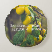 雨後の黄色い梅 ラウンドクッション (正面)