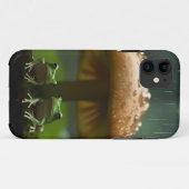雨日の避難所:キノコの下で保護されたカエル Case-Mate iPhoneケース (裏面(横))