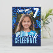 雨林カエル7誕生日写真招待状 – 青 招待状 (スタンド正面)