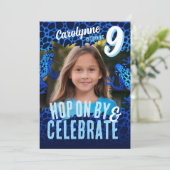 雨林カエル9誕生日フォト招待状 – 青 招待状 (スタンド正面)