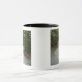 雨林、島を通した曲がりくねった道の マグカップ (中央)