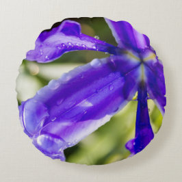 雨滴が付いている紫色のアイリス ラウンドクッション