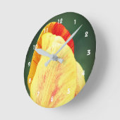 雨粒の付いたチューリップの花びらが閉じられる ラウンド壁時計 (傾斜)