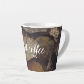 雨落ちた後の茶色の葉 カフェラテマグ (右アングル)