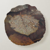 雨落ちた後の茶色の葉 ラウンドクッション (裏面)