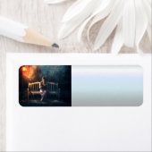 雨読中の女性の本 ラベル (インサイチュ)