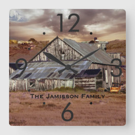 雨雲のパーソナライズな時計が付いている風化させた納屋 スクエア壁時計