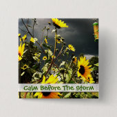 雨雲の写真の前のヒマワリ 缶バッジ (正面)