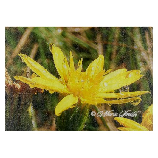 雨2の後の黄色い野生の花 カッティングボード (正面)