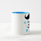 雪おもしろいの泥沼を突き抜ける ツートーンマグカップ (中央)