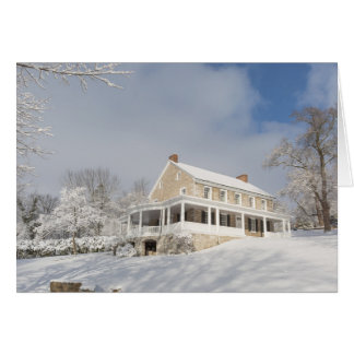 雪および日光の石造りの大邸宅