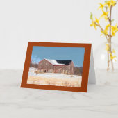 雪および穀物の茎が付いている木の納屋 カード (黄色い花)