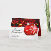 雪および赤い輝きのパーソナライズなクリスマスカード シーズンカード (正面)