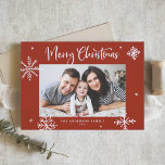 雪お洒落片レッド・メリー・クリスマス写真 シーズンカード<br><div class="desc">メリークリスマス!このクリスマスカードで家族や友達に暖かい願いをお洒落送りなさい。雪片やお洒落書道がモダンある。あなたの写真を追加して、この写真クリスマスカードをパーソナライズ詳細。このスノーフレークのクリスマスフォトカードは他の色やカードストックで利用可能である。</div>