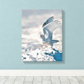 雪から飛び降るフクロウ キャンバスプリント (インサイチュ (ウッドフロア))